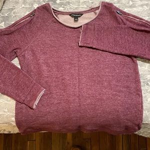 Sweatshirt with zippers on the arms